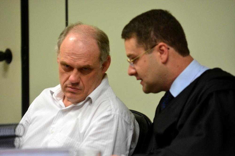 Jurada cochila e Neis recome&ccedil;a depoimento em segundo dia de julgamento