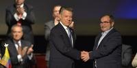 Presidente colombiano, Juan Manuel Santos, e o comandante da Farc, Rodrigo Londoño Echeverri assinaram um novo acordo de paz
