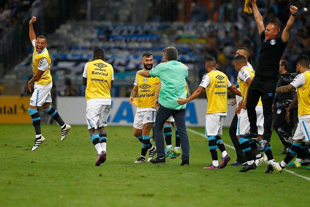Atua&ccedil;&atilde;o de luxo do Gr&ecirc;mio diante do Atl&eacute;tico-MG recebeu uma s&eacute;rie de elogios de toda imprensa brasileira