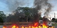 Dia de paralisação tem incêndio de pneus e trens parados em Porto Alegre 