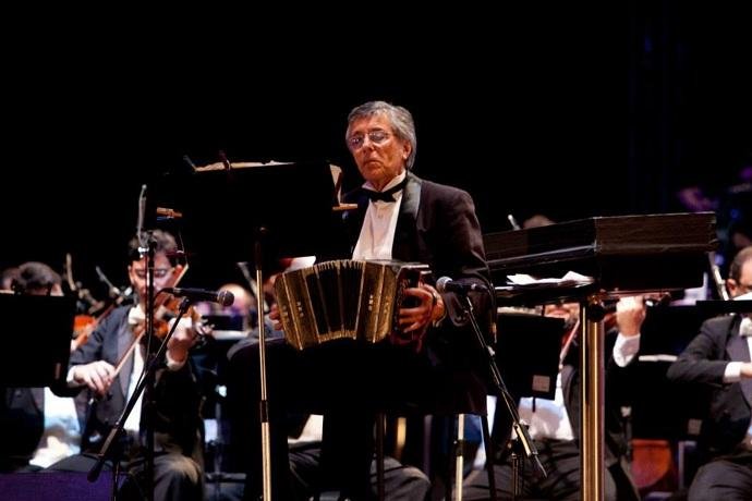 Maestro, compositor, int&eacute;rprete e arranjador, &eacute; solista convidado dos espet&aacute;culos