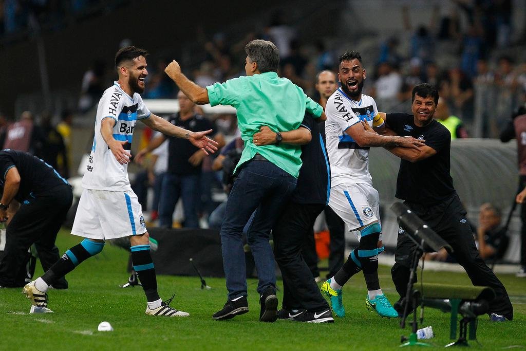 Equipe comemora um dos gols contra Atl&eacute;tico-MG na &uacute;ltima quarta-feira
