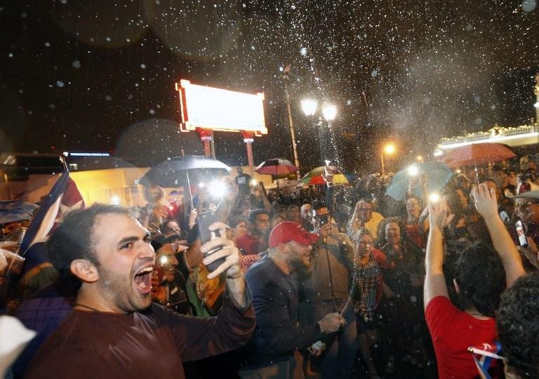 Manifestantes estouraram champanhes e fizeram panela&ccedil;os