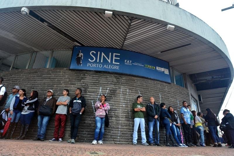 Dezenas ficaram na fila em busca de emprego