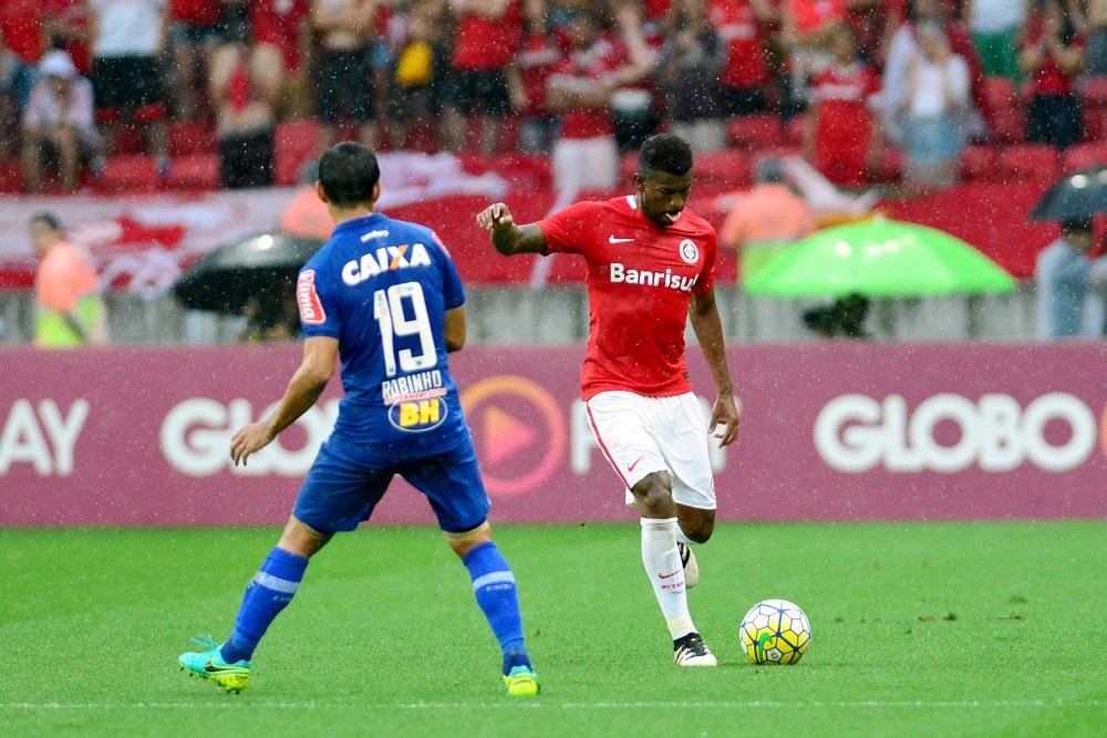 Carvalho n&atilde;o cr&ecirc; entrega e acredita que ex-Colorados atuar&atilde;o pelo Inter