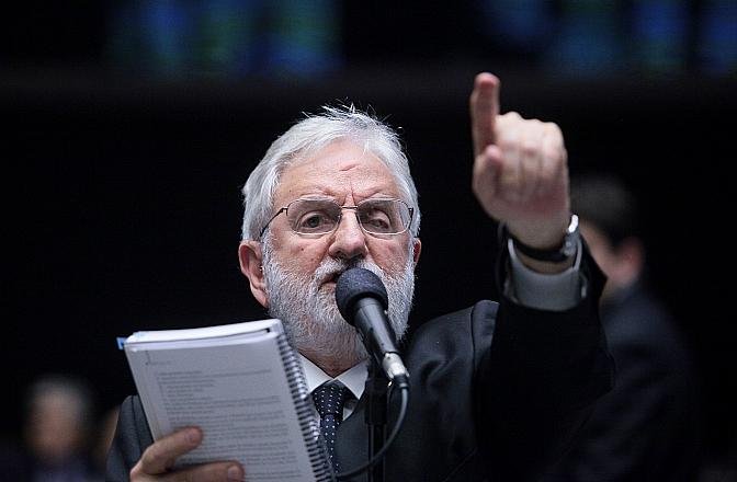 Para Ivan Valente, Temer cometeu "crime de responsabilidade" ao se envolver numa quest&atilde;o particular do ex-ministro