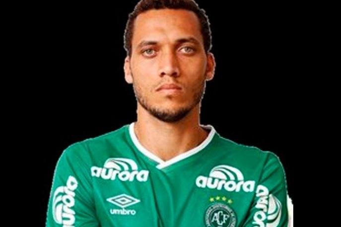 Zagueiro Neto foi encontrado com vida ap&oacute;s queda de avi&atilde;o da Chapecoense