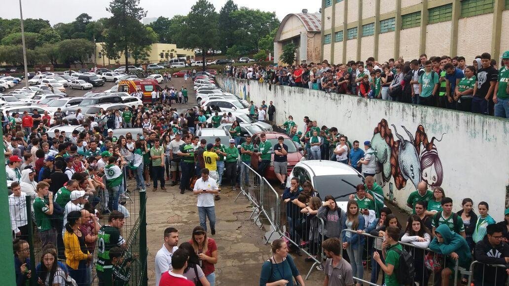 Arena Cond&aacute; recebe pessoas que prestam homenagens ao Chapecoense