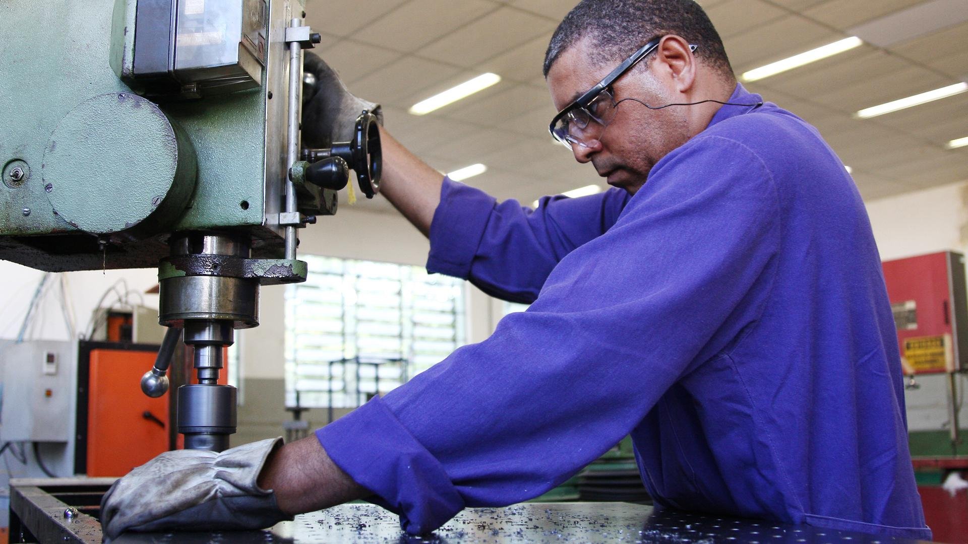 Rendimento m&eacute;dio do trabalhador cresce 0,9% no trimestre, aponta IBGE