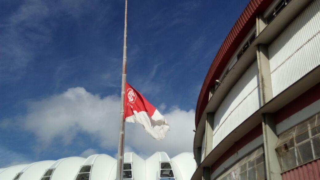 Inter colocou a bandeira a meio mastro no Beira-Rio