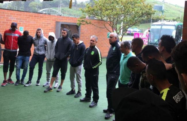 Jogadores fizeram um minuto de sil&ecirc;ncio em homenagem aos mortos no acidente