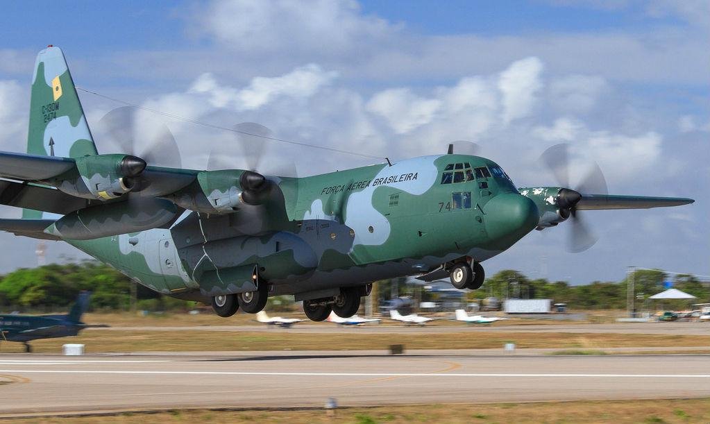 Dois C-130 da FAB est&atilde;o &agrave; disposi&ccedil;&atilde;o para fazer o translado das v&iacute;timas para o Brasil