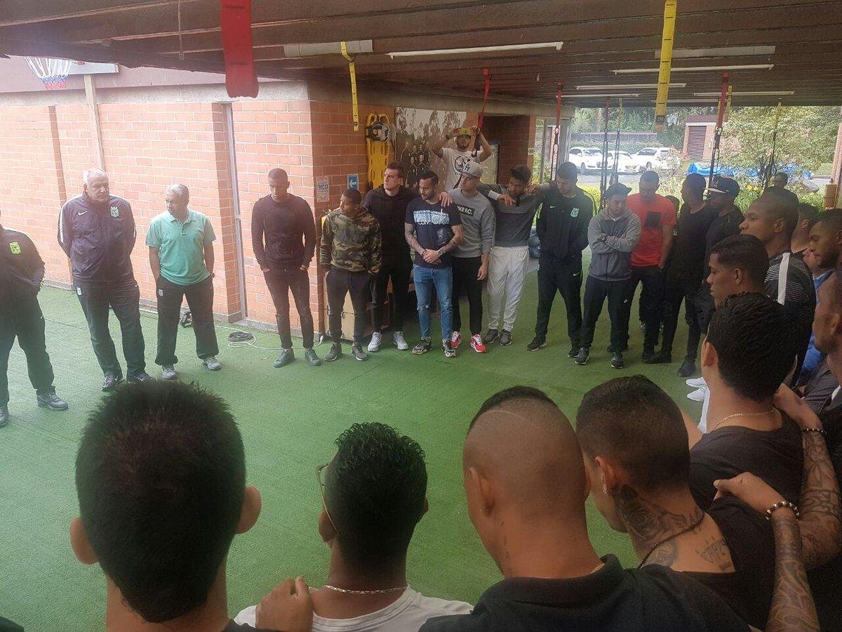 Jogadores prestaram homenagens as v&iacute;timas do acidente a&eacute;reo