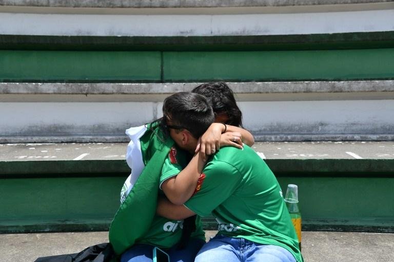 Torcedores lamentam trag&eacute;dia na Arena Cond&aacute; em Chapec&oacute;