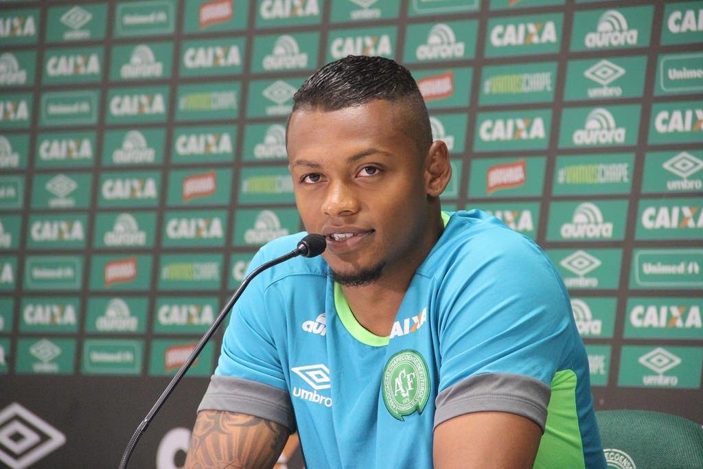 Pelo desempenho na Chape, Dener chamou a aten&ccedil;&atilde;o de Flamengo e S&atilde;o Paulo