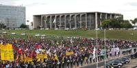 Manifestantes se reuniram em frente ao Congresso em protesto contra votação da PEC do Teto