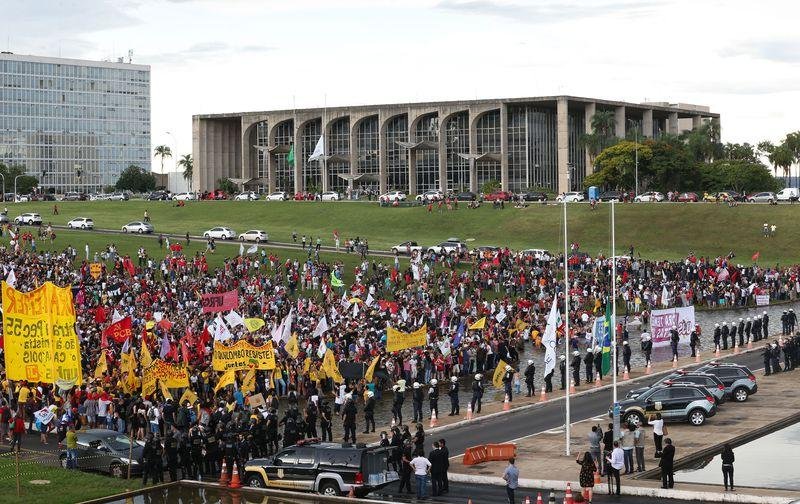 Manifestantes se reuniram em frente ao Congresso em protesto contra vota&ccedil;&atilde;o da PEC do Teto