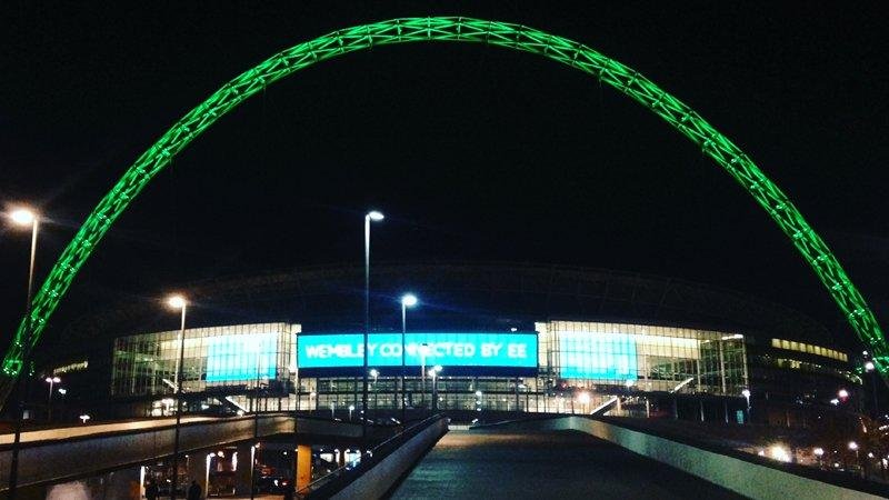 Est&aacute;dio Wembley teve seu arco iluminado pela cor verde em homenagem ao clube catarinense