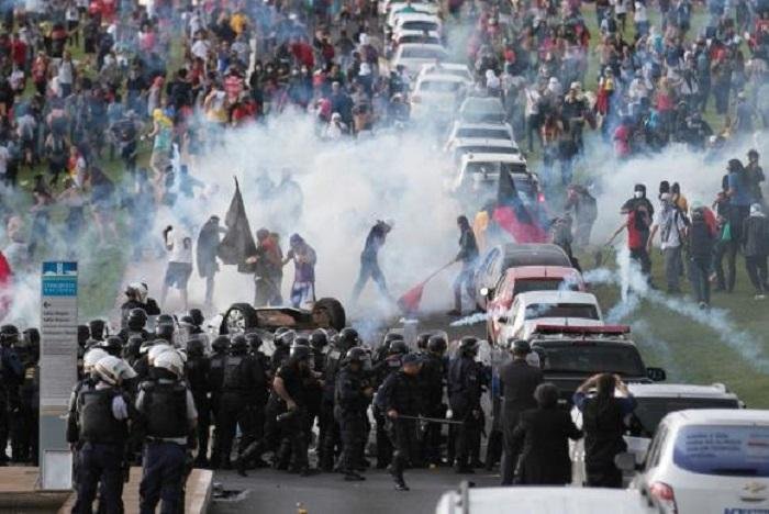 Bombas de g&aacute;s lacrimog&ecirc;nio foram disparadas e um carro que estava estacionado em frente &agrave; Catedral Metropolitana foi incendiado