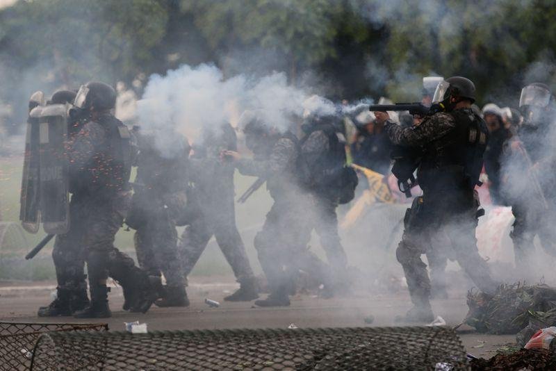 Cerca de 10 mil manifestantes se concentraram na Esplanada dos Minist&eacute;rios para um protesto contra o governo do presidente Michel Temer 