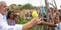 Ex-presidente visitou ocupações na região Norte em Belo Horizonte