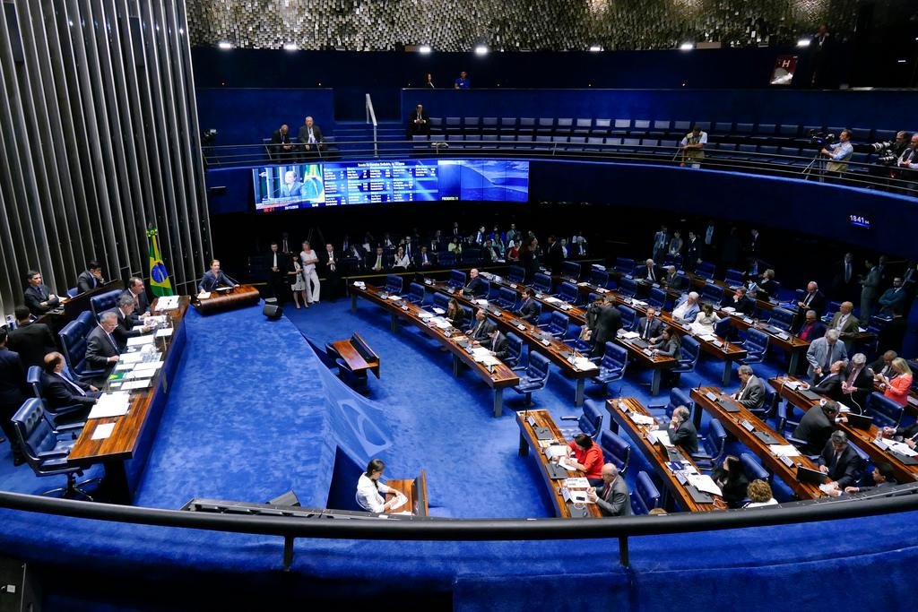 Por 61 a 14, Senado aprova PEC do Teto em primeiro turno
