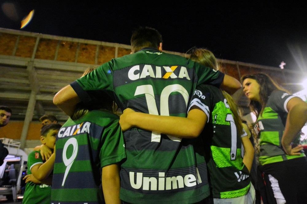 Grupo pretende ficar acampado no entorno do est&aacute;dio at&eacute; chegada das v&iacute;timas do voo para Medellin