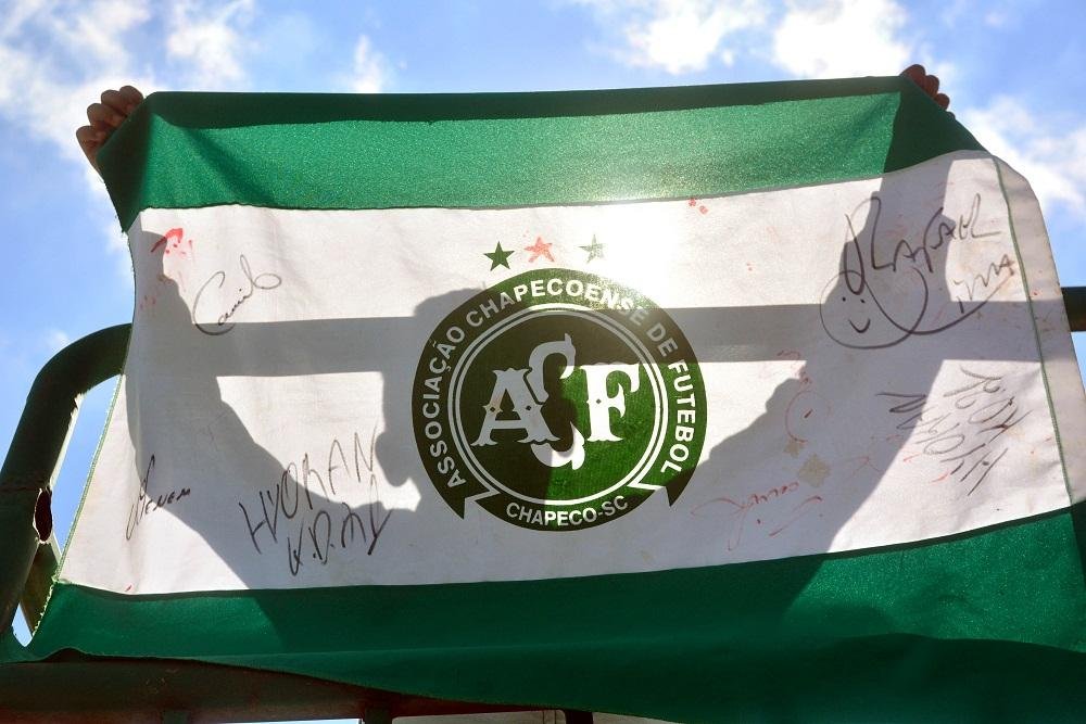 Torcedores da Chapecoense seguem em vig&iacute;lia na Arena Cond&aacute; 