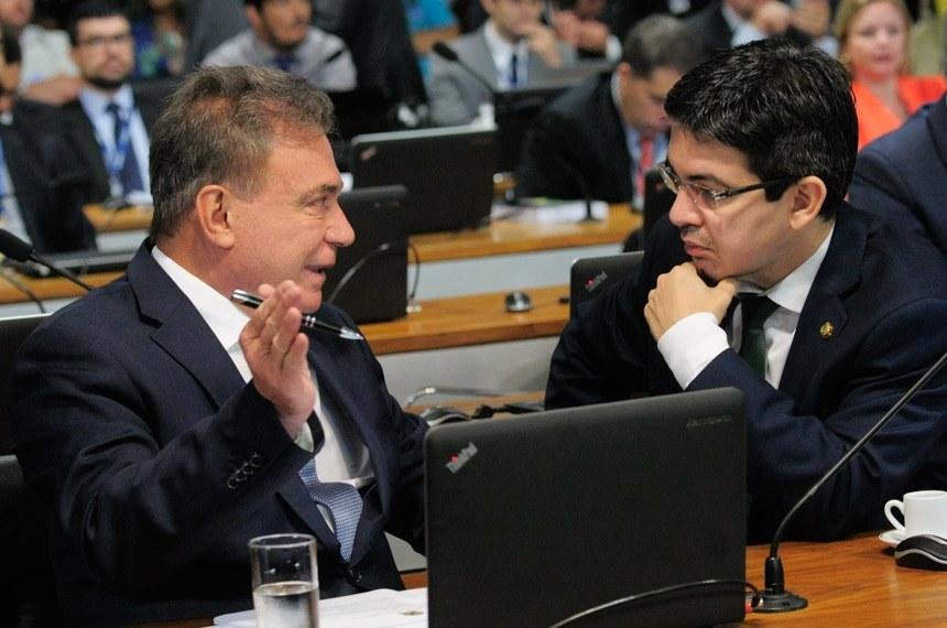 Proposta do senador Randolfe Rodrigues (d) dever&aacute; sofrer altera&ccedil;&otilde;es no plen&aacute;rio