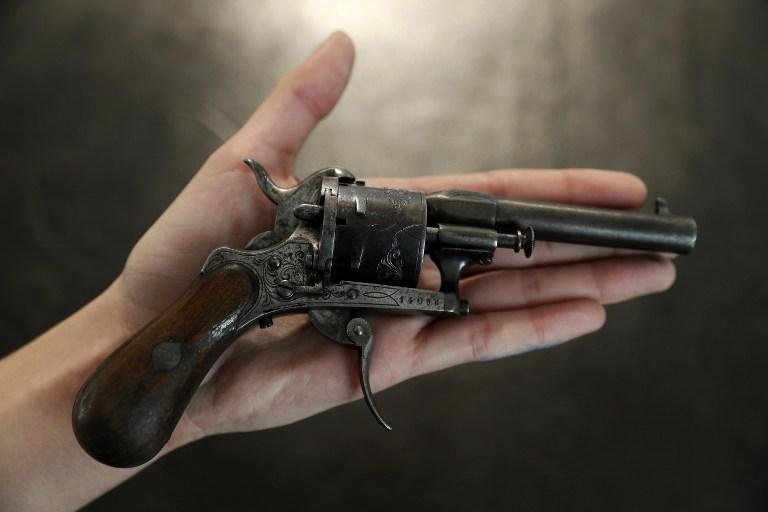 Arma mais famosa da literatura foi leiloada em Paris