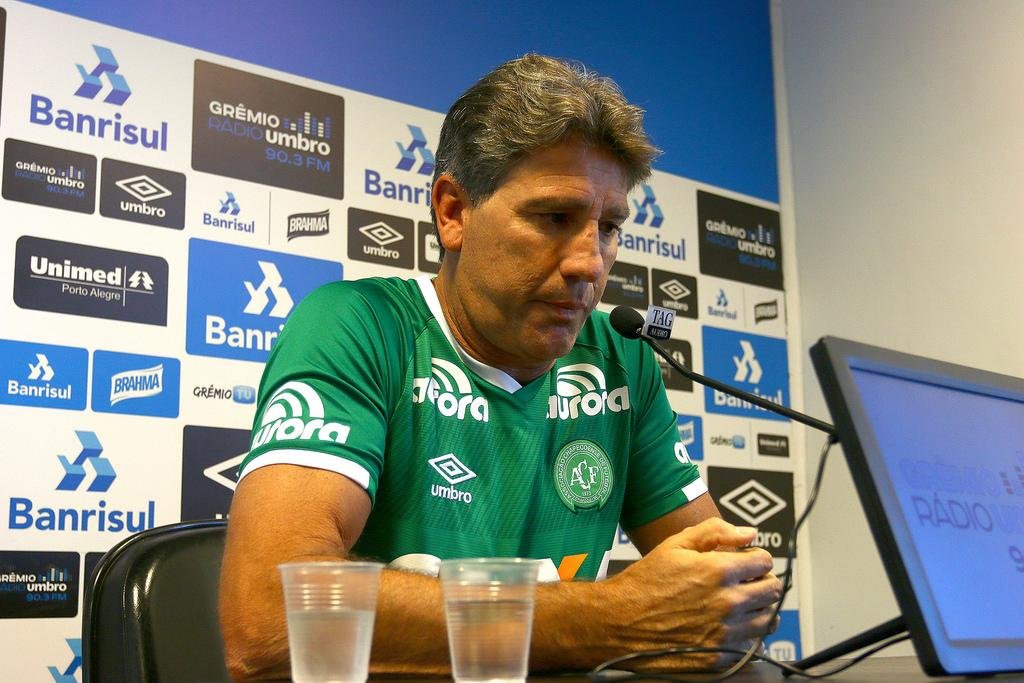 Emocionado, Renato Portaluppi usou camiseta da Chapecoense na entrevista coletiva desta quarta