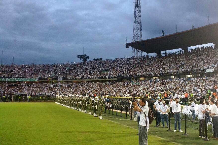 Colombianos foram vestidos de branco e levaram milhares de flores para tributo &agrave;s v&iacute;timas de acidente a&eacute;reo