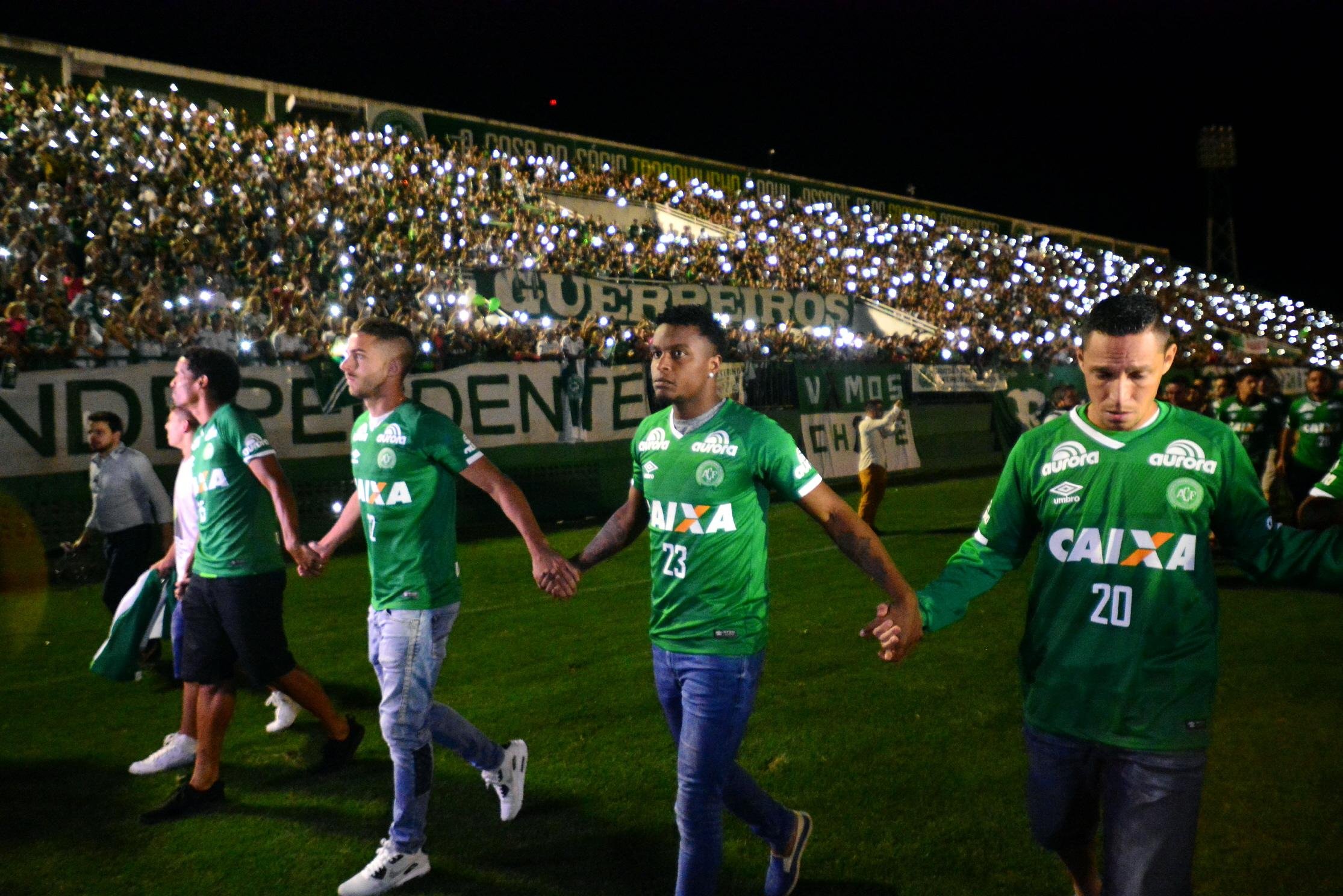 Jogadores e torcedores da Chapecoense homenagearam v&iacute;timas do acidente