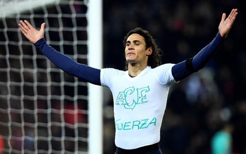 Atacante Cavani, ao marcar um gol no Campeonato Franc&ecirc;s, mostrou uma camisa em homenagem &agrave; Chapecoense