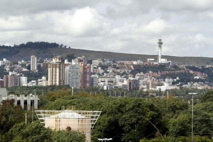 Sol aparece entre nuvens, predominantemente altas, ao longo desta sexta-feira 