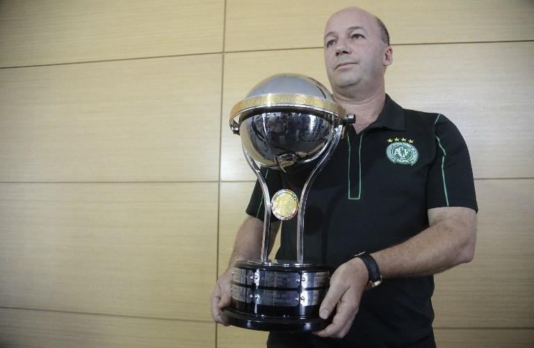 Chapecoense recebeu a ta&ccedil;a de campe&atilde;o da Copa Sul-Americana 2015