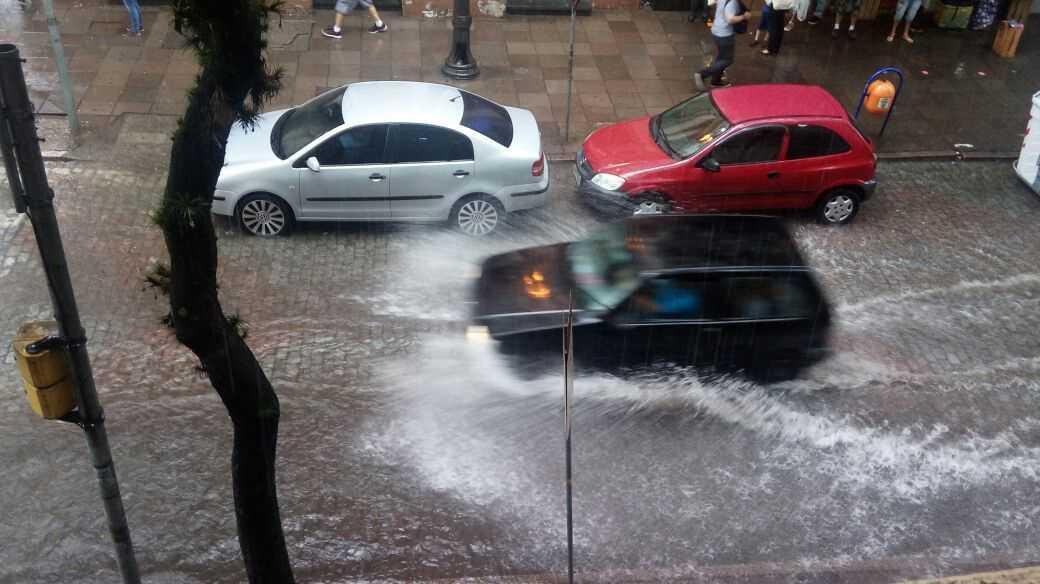 Chuva alagou o cruzamento da Rua dos Andradas e da Caldas J&uacute;nior