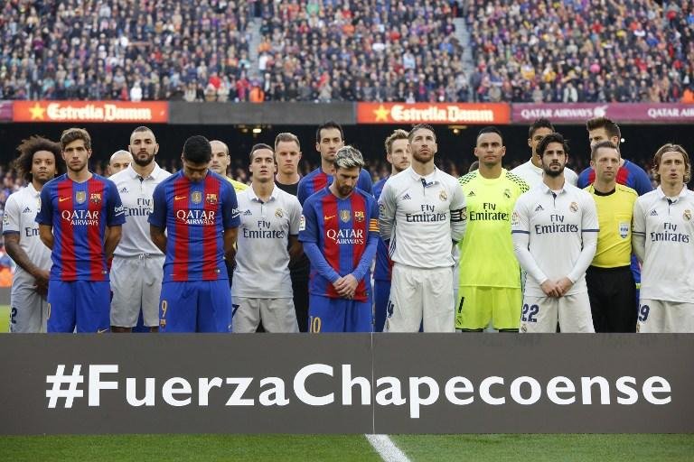 Jogadores de Barcelona e Real Madrid fizeram uma bela homenagem antes do cl&aacute;ssico espanhol