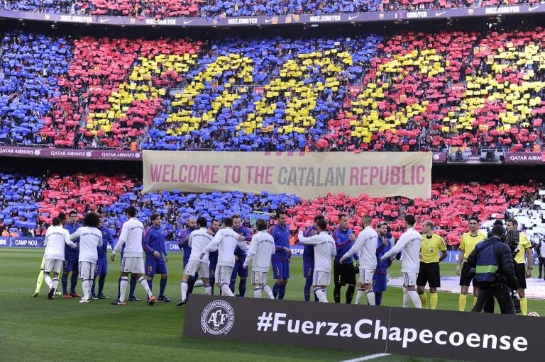 Equipes participaram de uma homenagem as v&iacute;timas do desastre a&eacute;reo com a delega&ccedil;&atilde;o da Chapecoense