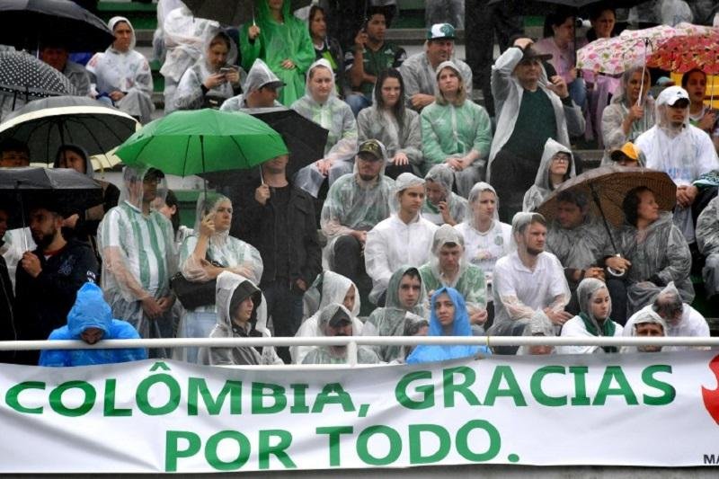 Manifesta&ccedil;&otilde;es de solidariedade &agrave;s mortes e carinho do povo colombiano comoveu brasileiros