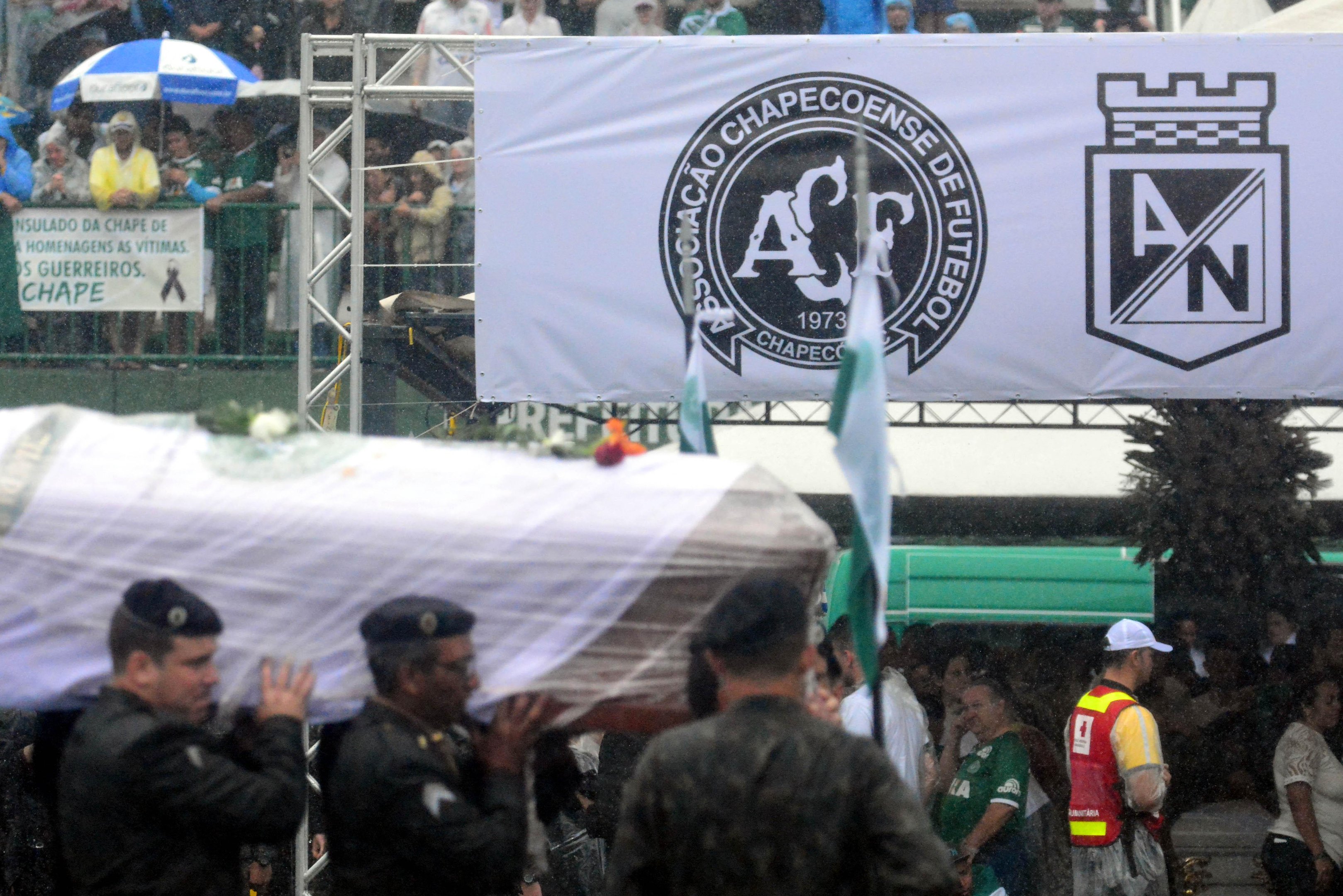 Jogadores da Chapecoense ser&atilde;o enterrados em v&aacute;rias partes do Pa&iacute;s neste domingo