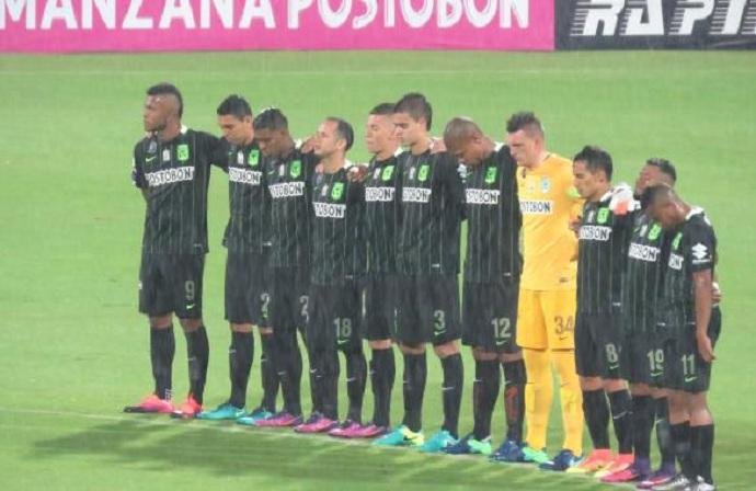 Time entrou em campo de camisa preta com escudo da Chapecoense