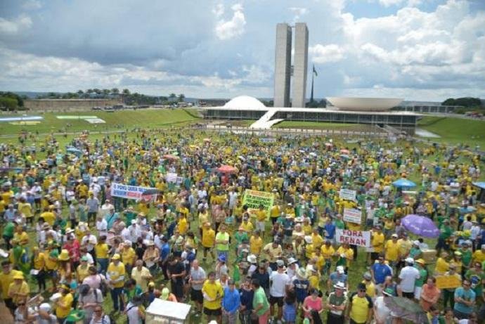 Manifesta&ccedil;&atilde;o em defesa da Lava Jato re&uacute;ne milhares de pessoas na Esplanada dos Minist&eacute;rios