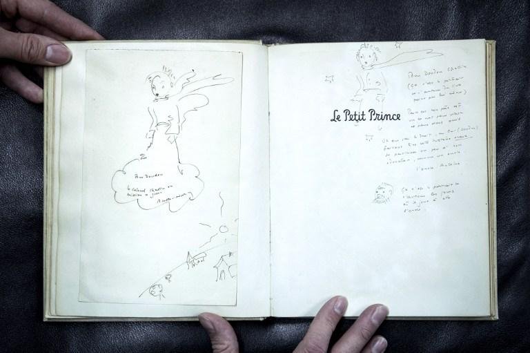 Exemplar de "O Pequeno Pr&iacute;ncipe" com dedicat&oacute;ria e desenhos do autor