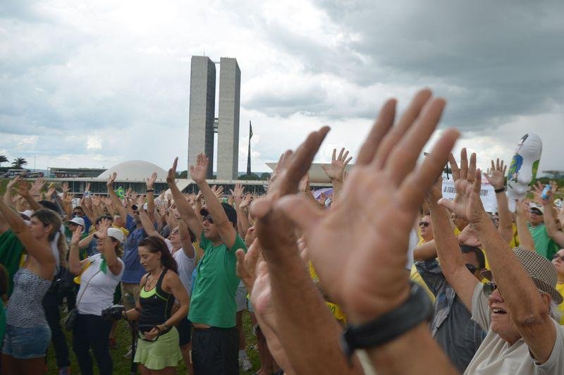 Presidente do Senado &eacute; um dos alvos dos protestos deste domingo