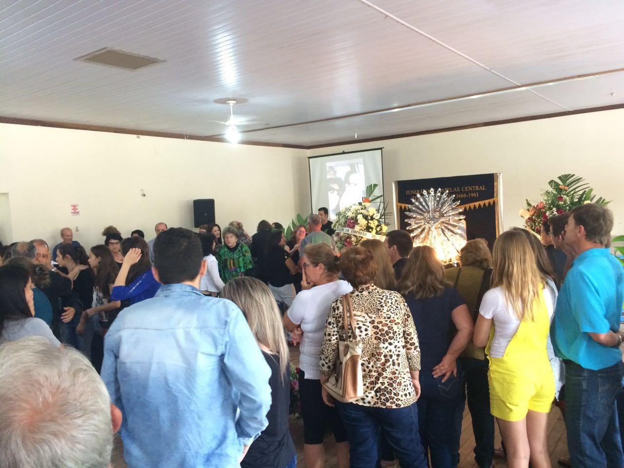 Jornalista Laion Esp&iacute;ndula &eacute; sepultado em Terra de Areia