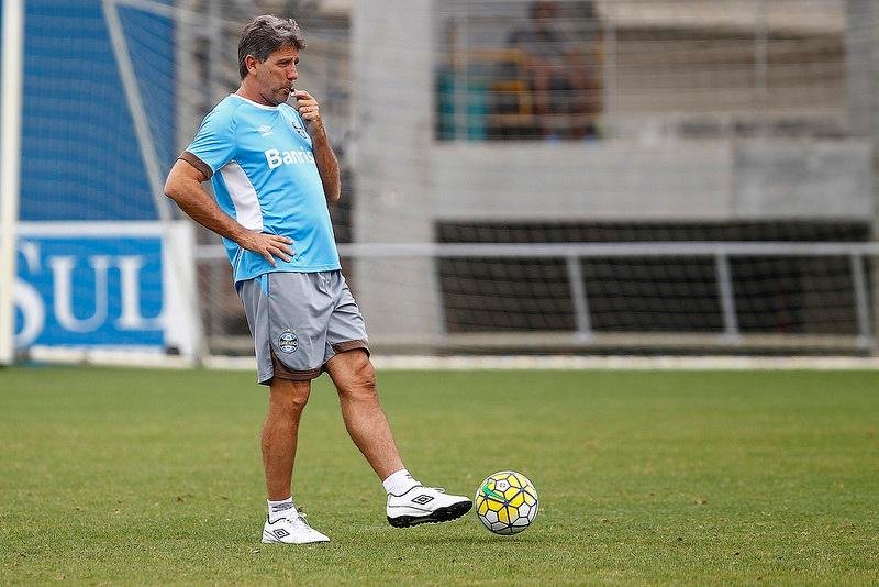Gr&ecirc;mio treina cobran&ccedil;a de p&ecirc;naltis e Renato adia defini&ccedil;&atilde;o de time