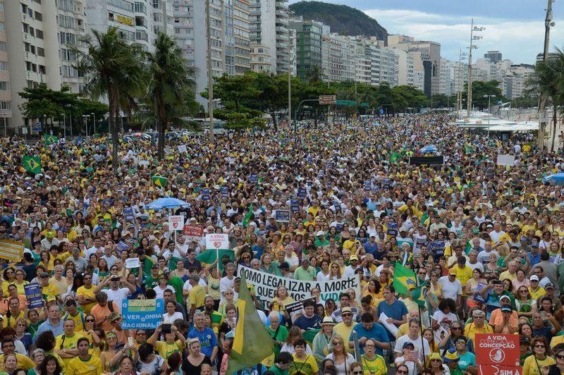 Aglomera&ccedil;&atilde;o teve in&iacute;cio por volta das 10h desta manh&atilde; na Avenida Atl&acirc;ntica, em Copacabana