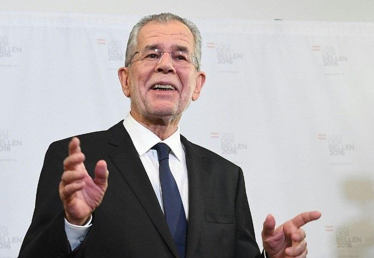 Alexander Van der Bellen obteve 53,6% dos votos contra Norbert Hofer, cujo partido foi fundado por nazistas