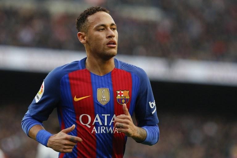 Neymar sofre sobrecarga na perna direita